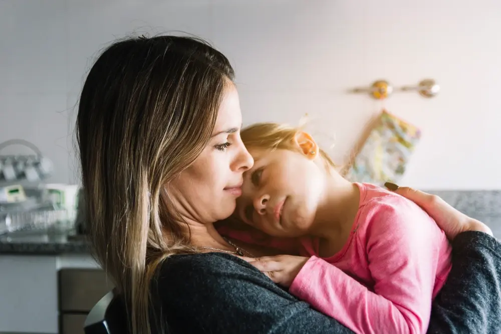 Mãe abraçando sua filha